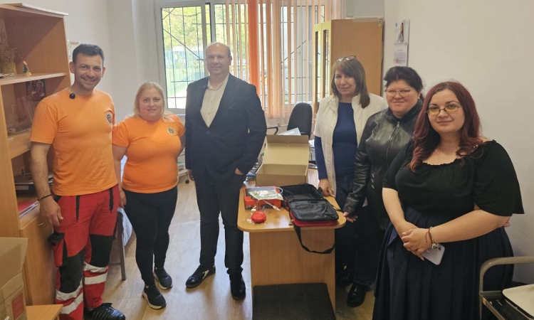 „Капачки за бъдеще“ дариха първите дефибрилатори на училища в Пловдив